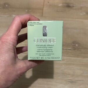 Clinique Dramatically Different Moisturizing Cream